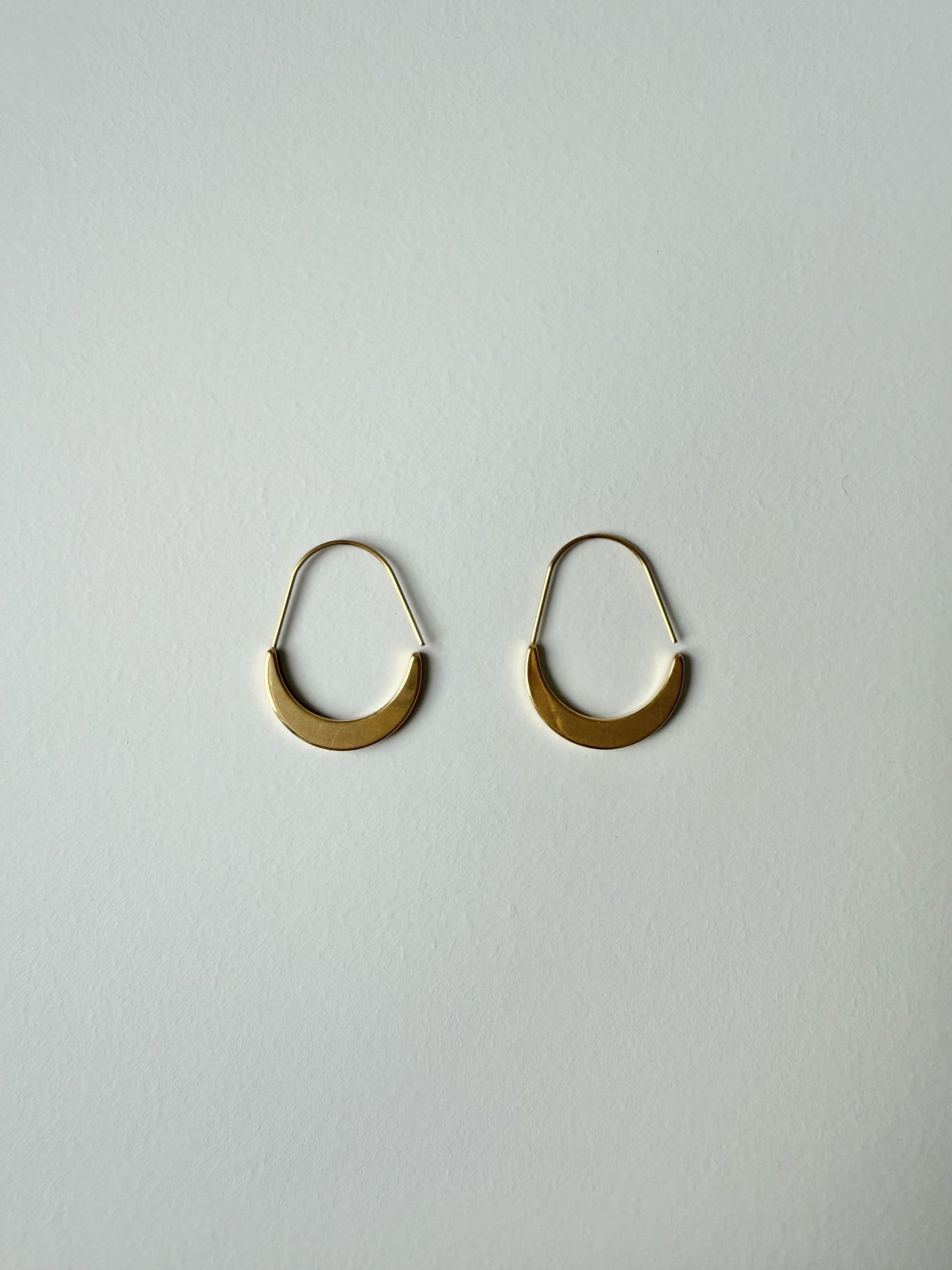 【P015】luna crescent hoop pierce