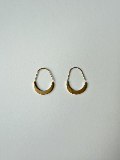 【P015】luna crescent hoop pierce