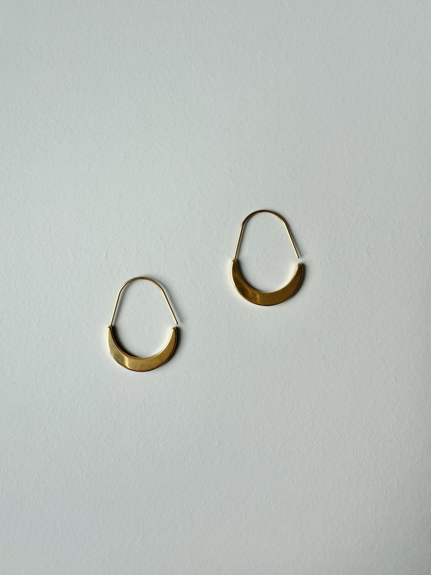 【P015】luna crescent hoop pierce