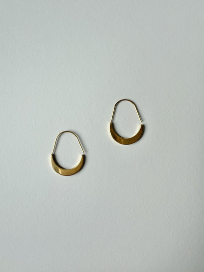 【P015】luna crescent hoop pierce
