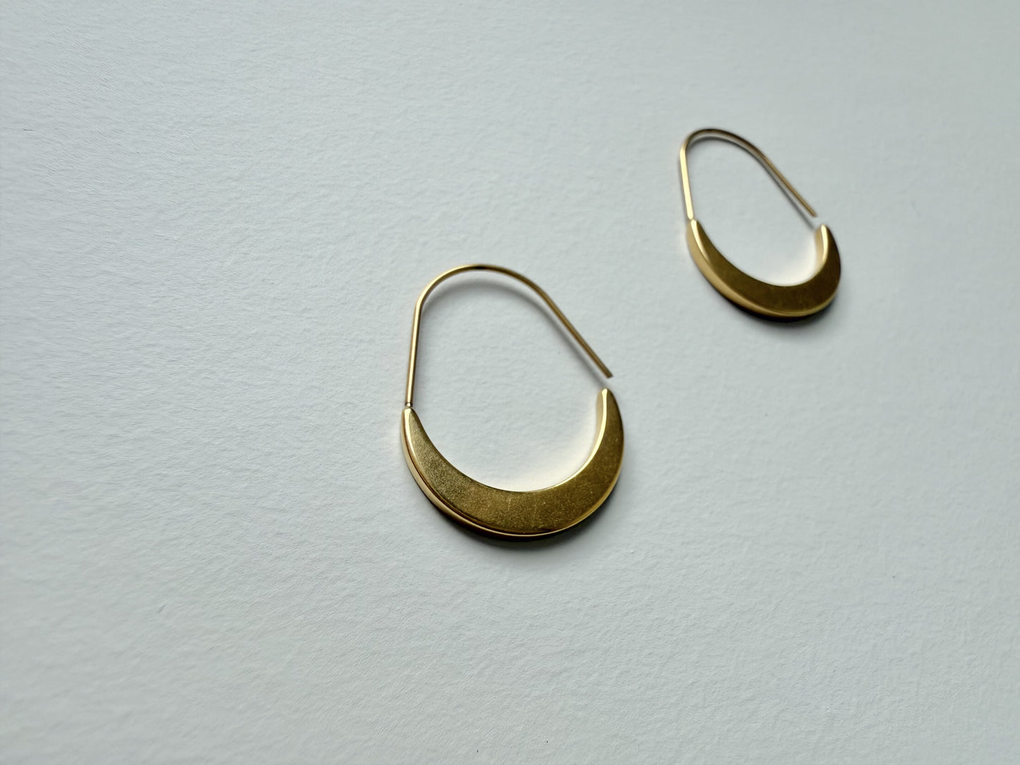 【P015】luna crescent hoop pierce